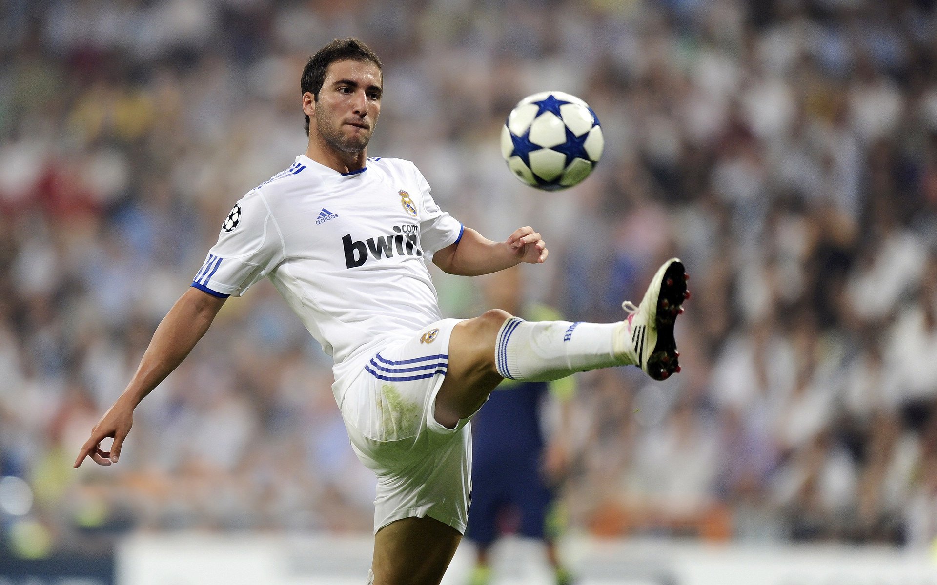 C罗参与慈善义赛募集善款百万元,c罗做公益